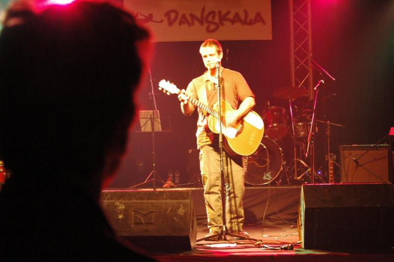Tomasz..Une guitare, une voix, des chansons...
