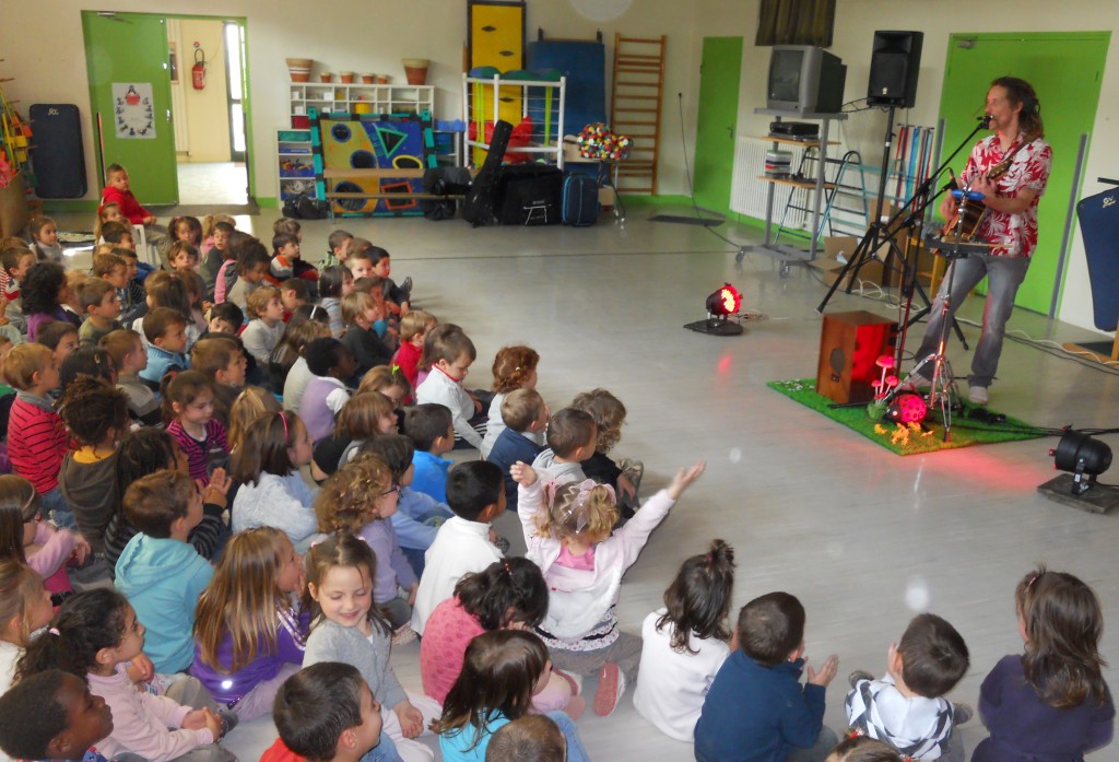 En live à l'école maternelle du centre (St Chéron le 12 Avril 2012)